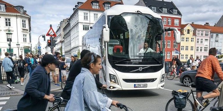 Tursitbusserne i København forurener og forstyrrer for meget, mener Enhedslisten og Alternativet i Københavns Kommune.