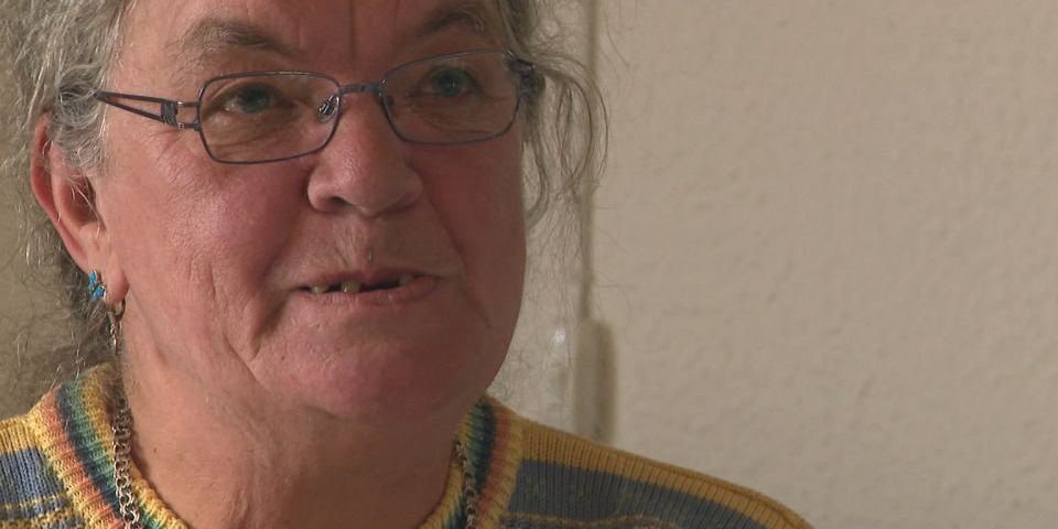 Flere tandlæger har vurderet, at Anettes Christensen situation er behandlingskrævende, og af den årsag har hun fået fjernet alle sine tænder med undtagelse af to i undermunden og to stumper i overmunden.