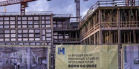 Hvidovre Hospital er ved at blive moderniseret og udbygget med bl.a. fælles akutmodtagelse, nyt barselsafsnit, en ny børneafdeling samt hjerteafdeling. Den samlede projektsum er 1,7 mia. kr.