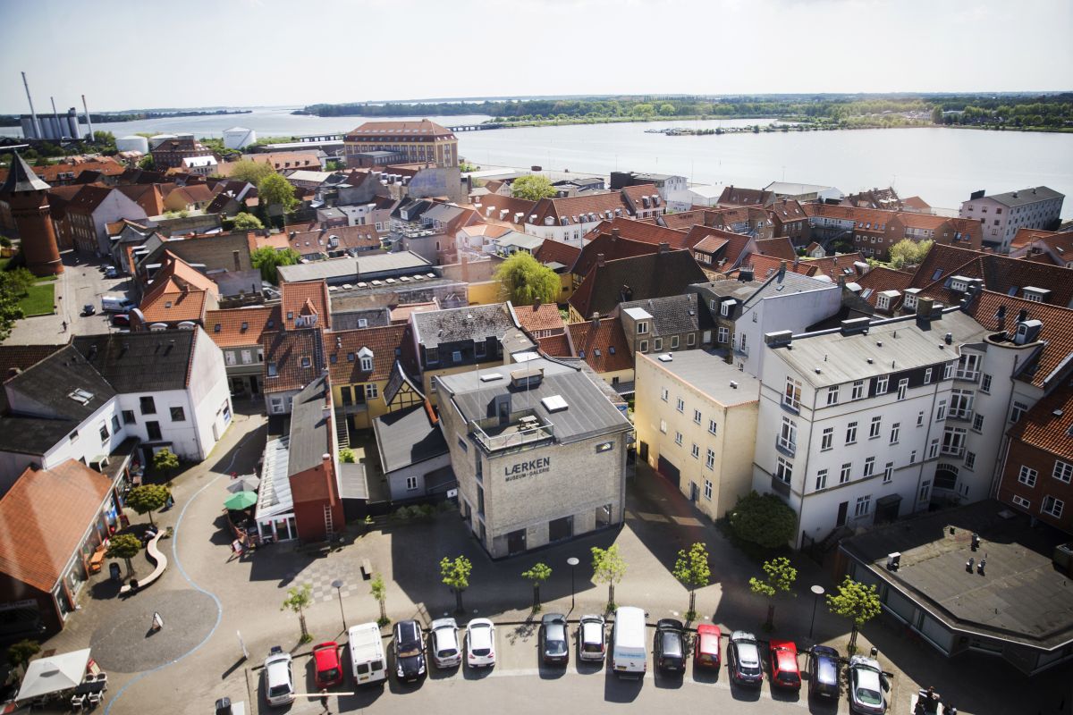 Hvordan kan en kommune arbejde med dannelse? Guldborgsund Kommune sætter emnet til debat på konferencen 'Dannelse - indsigt og udsyn'.
Billedet viser udsigten over Nykøbing Falster.