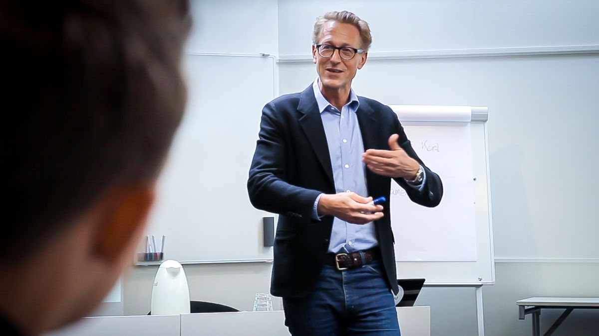 Professor Per Nikolaj Bukh retter sønderlemmende kritik mod udvalgsarbejde fra Danske Regioner om værdibaseret styring af sygehusene. Her fotograferet på et af COKs kurser, hvor han er fast foredragsholder. Presse