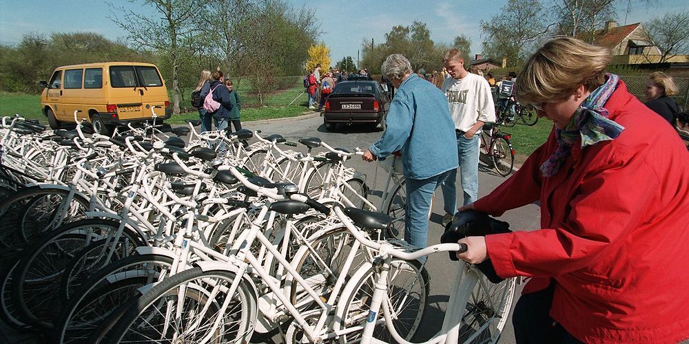 Regeringen vil undersøge muligheden for at forbyde en lang række kommunale aktiviteteter - blandt andet kommunal cykeludlejning. Her i Tårnby, hvor kommunens unge arbejdsløse låner cykler ud mod et depositum på 20 kroner.