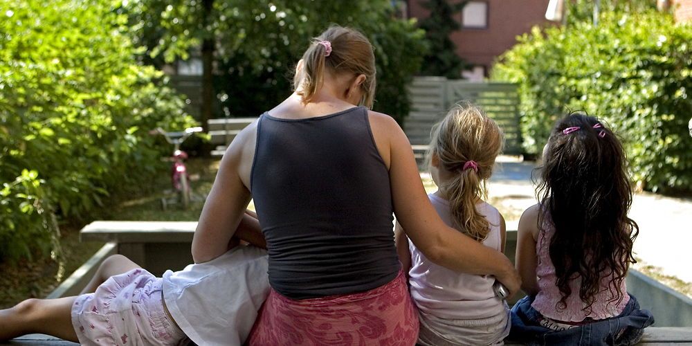 (Arkiv) Enlige forsørgere mister fra 1.500 til over 2.000 kroner om måneden med kontahtjælpsloftet. (