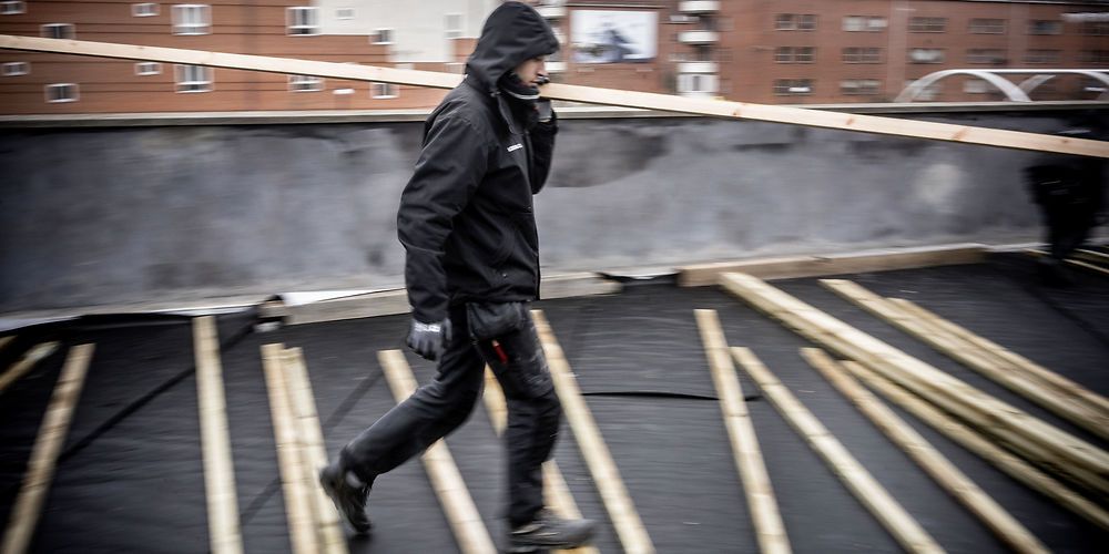 (ARKIV) Flere flygtninge får arbejde, og kommunerne arbejder hårdt for, at endnu flere skal i gang, for der er brug for dem  bl.a. i byggeriet og i industrien. (
