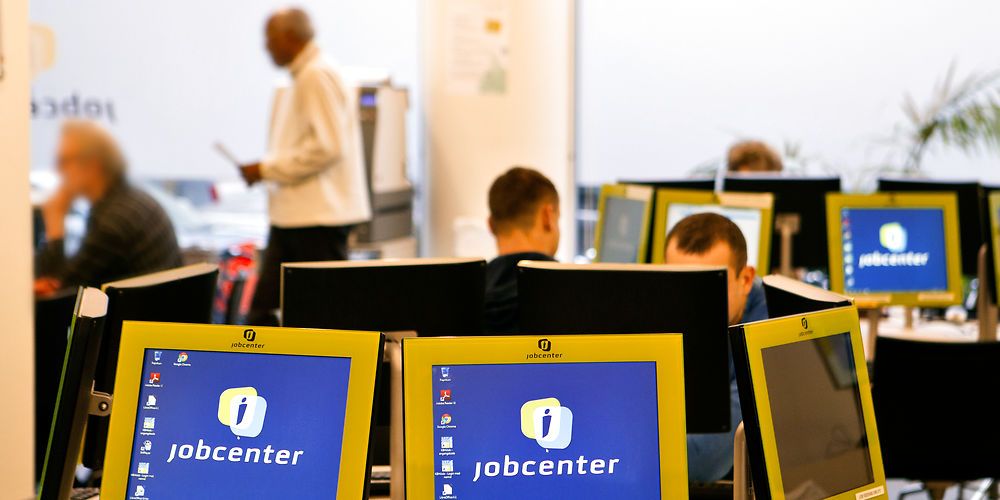 (ARKIV) Det er tåbeligt og utidigt at måle på antal samtaler alene, siger kommunerne om beskæftigelsesminister Troels Lund Poulsens indgreb over for kommuner, der ikke lever op til lovens krav. (