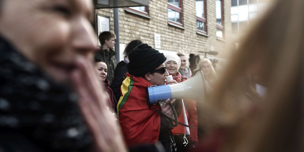 Et jobcenter i København havde ulovligt ansat en læge, der skulle vurdere, om sygemeldte var syge. I Skive var det en sygeplejerske. Her demonstratrerer Facebookgruppen Jobcentrets Ofre i 2016 ved Jobcenter Lærkevej i København. (