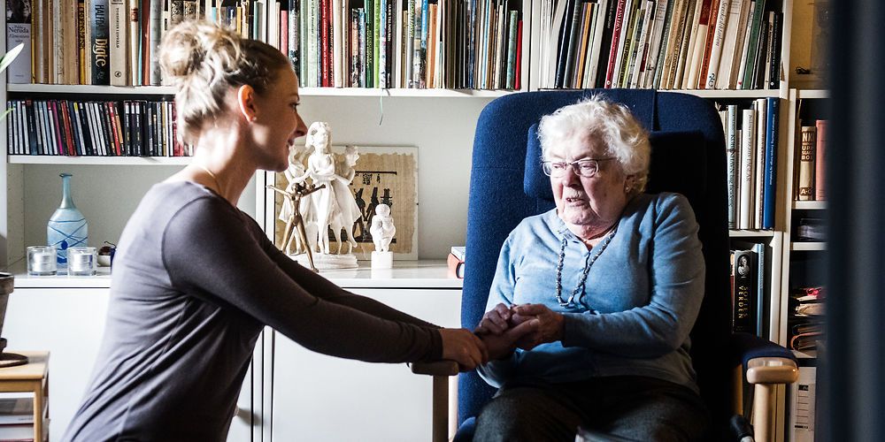 Kommunerne mangler SOSU'er, og derfor overvejer KL at hæve lønnen for netop den faggruppe. (