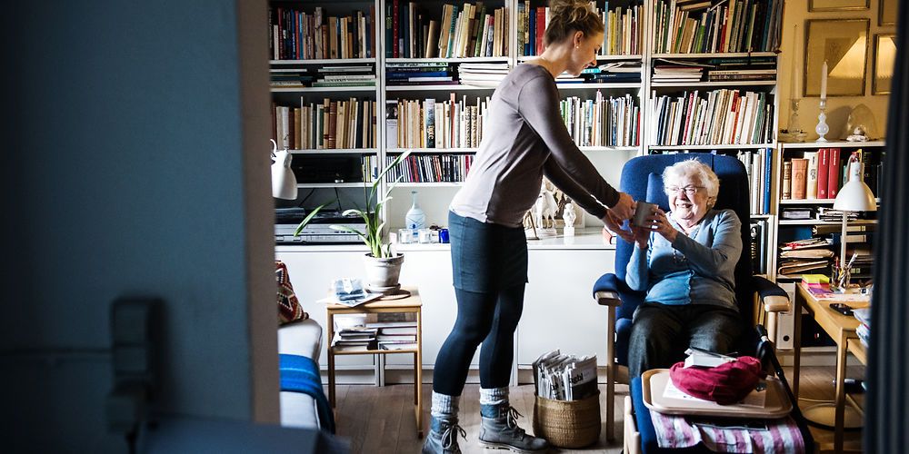 Fire ud af ti SOSU'er overvejer at forlade faget, viser ny undersøgelse fra FOA. (