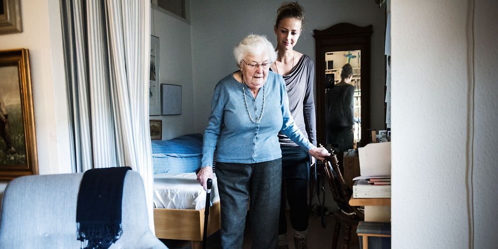 (Arkiv) Ufaglærte social- og sundhedsassistenter med den nye aftale tage en uddannelse, mens en ledig vikarierer under uddannelsen.