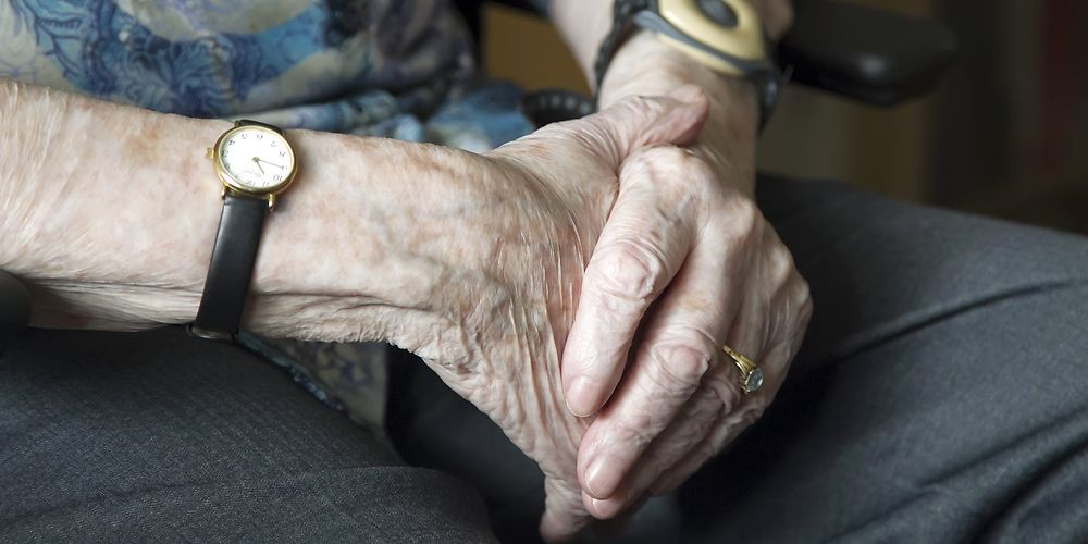 RB PLUS Danskernes levetid nærmer sig udlandets- - ARKIVFOTO 2014 af ældre kvinde- - Se RB 26/4 2017 16.26 Danskernes levetid nærmer sig udlandetsUfaglærte lever kortere end andre, og deres levetid er steget mindre. Men regeringen afviser at lade de uuddannede gå før på pension.. (