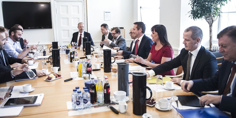 Når KL og rergeringsn økonomiske minstre normalt mødes til sættemøde i kommuneforhandlingerne i starten af marts, så har emebedsmændene normalt været igang i flere uger med at forberede forhandlingerne. I år er der end ikke aftalt for dato for sættemødet, og embedsmændene afventer en ny regering efter folketingsvalget. (