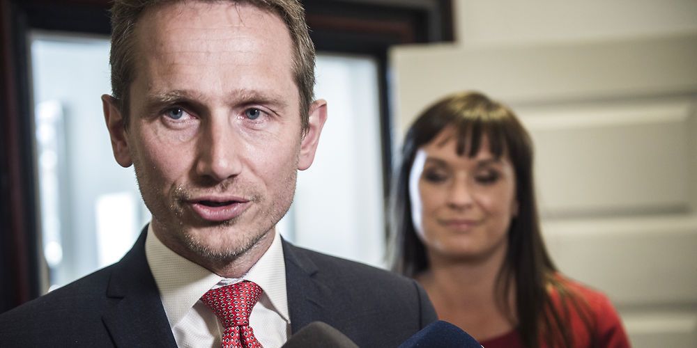 Danskerne bliver snuydt, hvis de både tror på finansminister Kristian Jensens løfte om 2,3 milliarder ekstra i service i kommunerne og innovationsminister Sophie Løhdes løfte om, at der ikke bliver tager nogen penge fra ældreområdet på grund af regeringens afbureaukratiseringsplan.
(