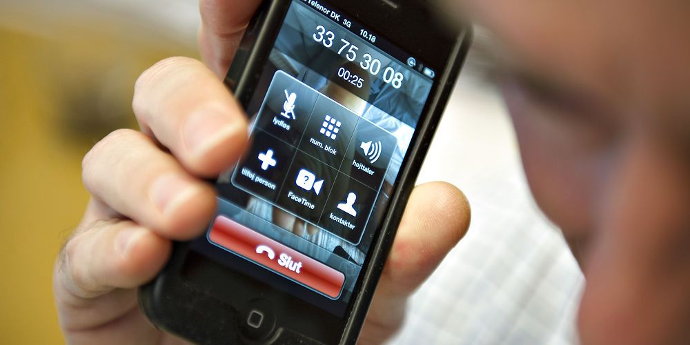 Når telefonen ringer med en journalist på linjen skal embedsmænd i den offentlige sektor være klar over, at deres udtalelser kan blive brag ti radio eller tv, uanset om de giver tilladelse eller ej. (