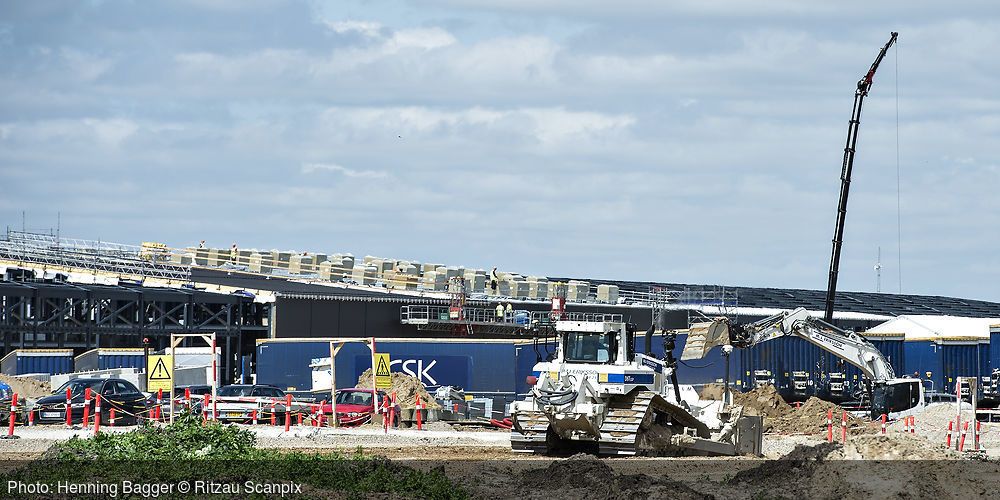 Byggeriet af Apples nye datacenter er i fuld gang ved Foulum nær Viborg. Byggearealet er på 166.000 m2 og serverne i de nye bygninger skal køles ned af energi fra det danske Energinet.dk, der har Jævnstrømsstationen Tjele som nabo til Apple. Her ses byggeriet onsdag d. 12. juli .. (
