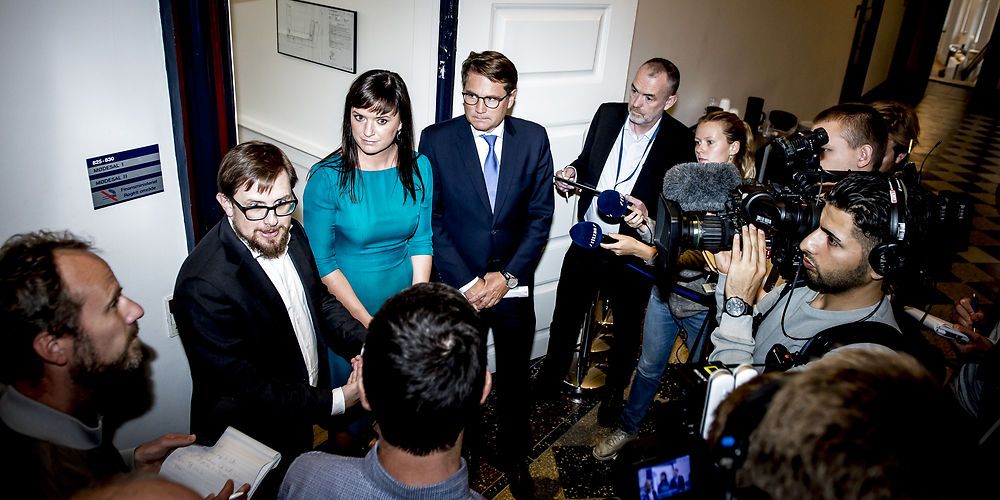 Den stilfærdige lancering af rapporten fra arbejdsgruppen står i skærende kontrast til det store set-up, da regeringen, præsenterede sit udspil til fair og lige konkurrence mellem offentlige og private virksomheder ved et såkaldt doorstep  i Finansministeriet torsdag den 7. september 2017. (