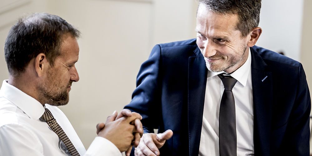 Finansordfører Rene Christensen (DF) stemte i juni for et aktstykke, som stik imod partiets politik gav 13 storbykommuner 700 millioner ekstra på bekostning af de land- og yderkommuner, som partiet i månedsvis havde kæmpet for. Årsagen var formentligt, at finansminister Kristian Jensen (V) ikke oplyste partiet om effekten af en række skjulte ændringer i dataene bag beregningen af de demografiske enhedsbeløb i den kommunale udligning. (