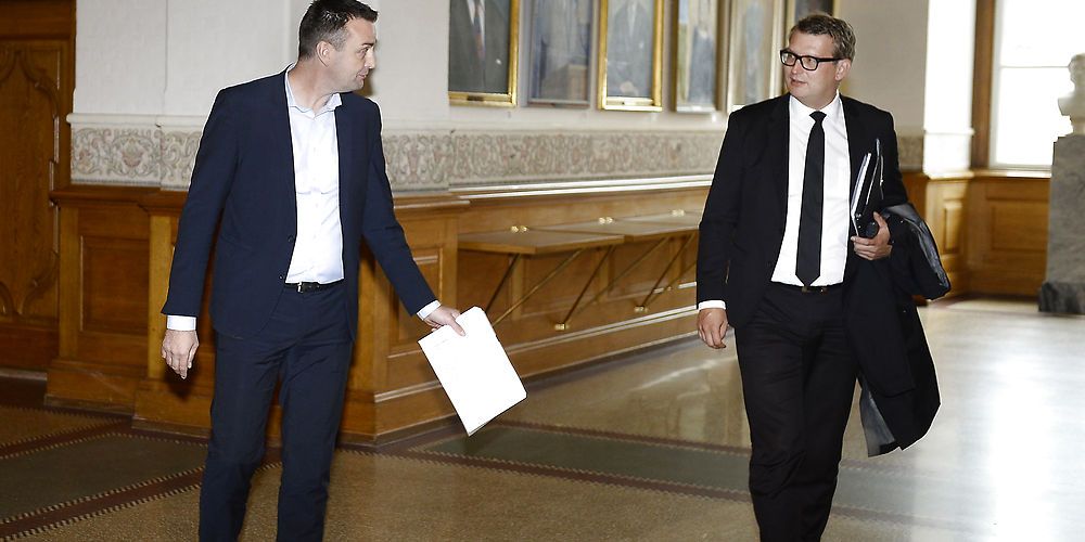 (Arkiv) Regeringens aftale med Socialdemokratiet og Dansk Folkeparti om sanktioner mod ledige, der overtræder reglerne, stiller nye krav til kommunerne. Her er det Leif Lahn Jensen (S) og beskæftigelsesminister Troels Lund Poulsen (V) i Folketinget ved en anden lejlighed, (