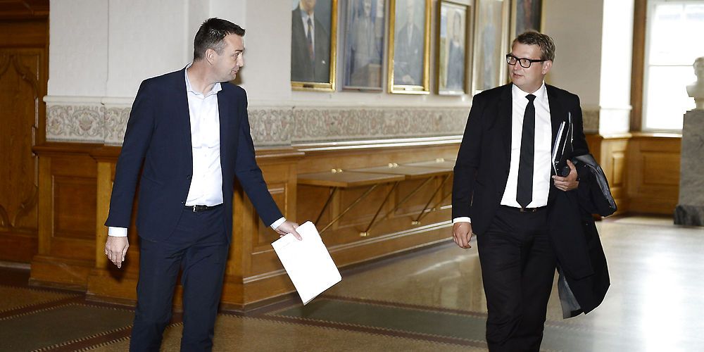 Leif Lahn Jensen (S) mener, at mange flere end de officielt godt 100.000 ledige står til  rådighed for arbejdsmarkedet. Troels Lund Poulsen (V) er uenig. "Det tager mere end 14 dage at uddanne en elektriker", siger han. (