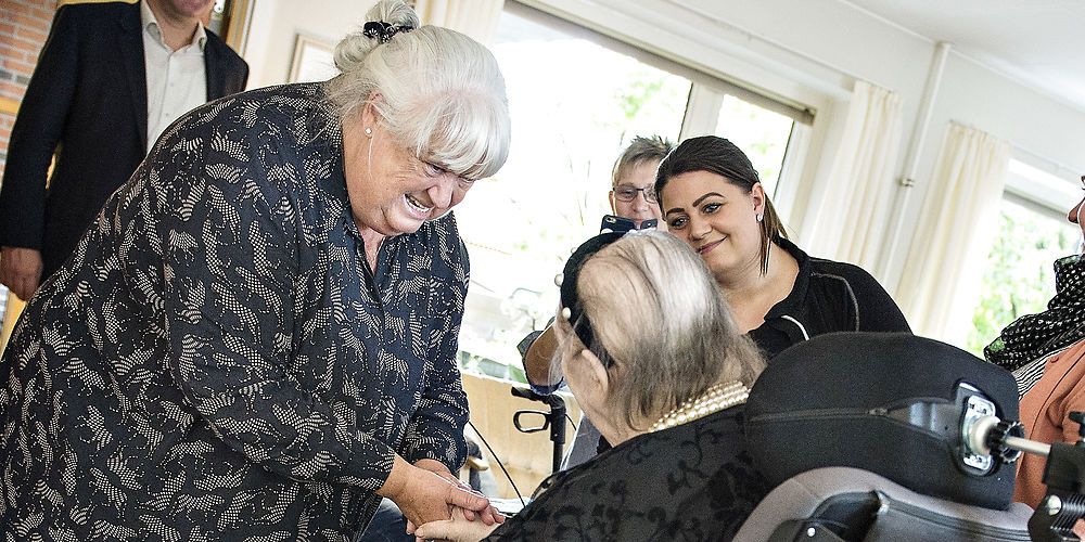 Ældreminister Thyra Frank oplyser til Folketinget, at Ankestyrelsen nu vil vurdere, om rengøring hver femte uge til ældre overholder servicelovens krav. (