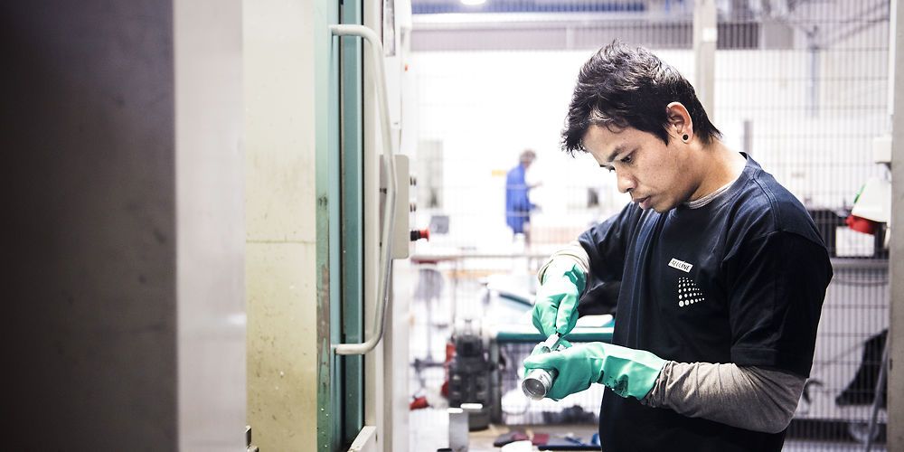 Maung er flytgning fra Burma, er en af det stigende antal flygtninge som har haft held med at få et job i Danmark. (