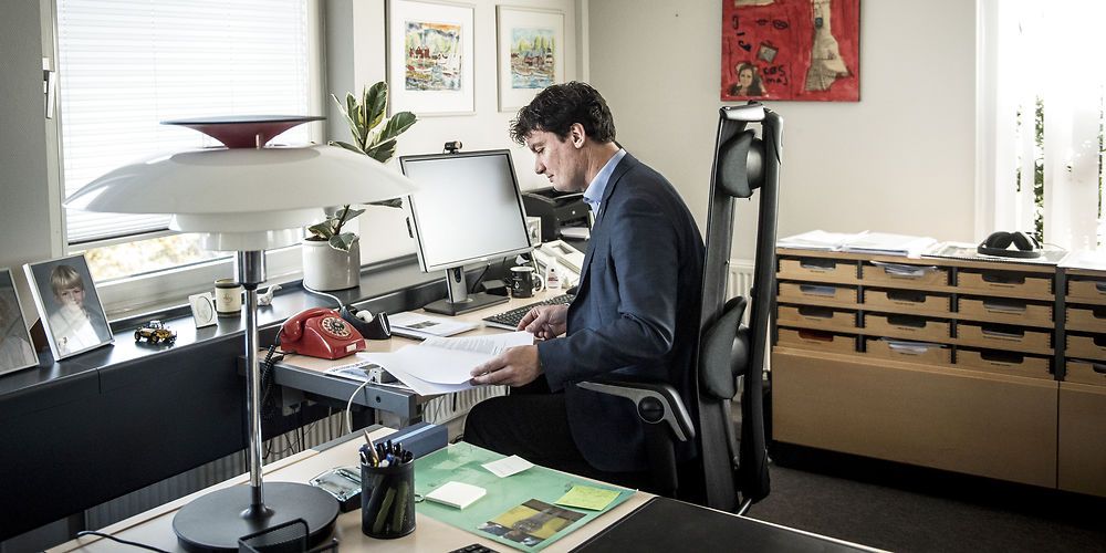 Borgmester Henrik Rasmussen i Vallensbæk har over 8.500 kroner i kassen pr. indbygger - alligevel har kommunen søgt om del i en lånepulje for vanskeligt stillede kommuner.

