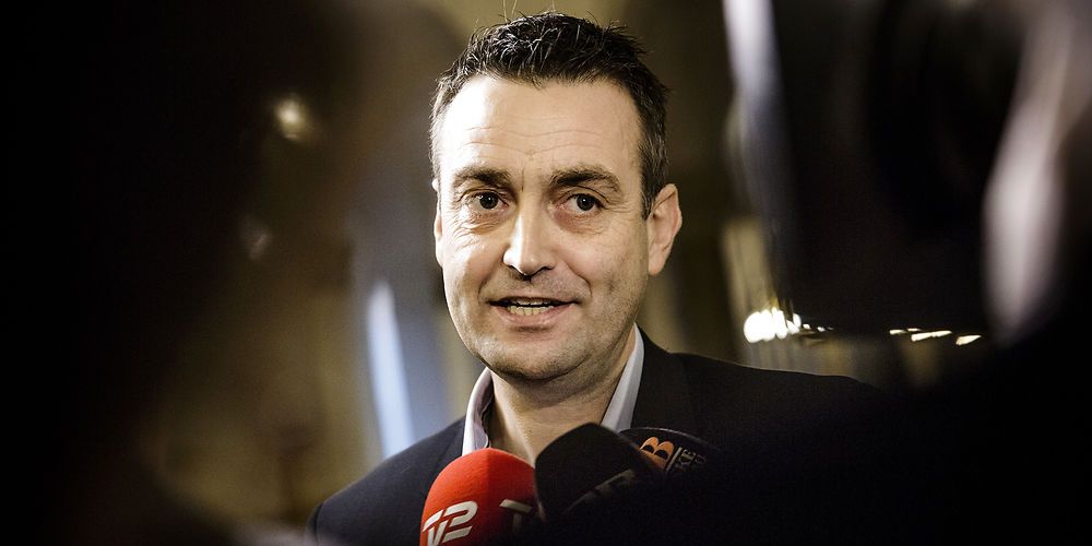 Beskæftigelsesordfører Leif Lahn Jensen siger til DR Nyheder, at Socialdemokratiet siger nej til regeringens forslag til lov om opholdskrav for dagpenge. Partiet vil regulere ordningen, hvis partiet vinder valget. (