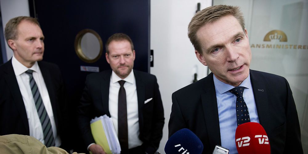 Nye tal fra Finansministeriet dokumenterer, at der er opstået en særlig arbejdsdeling, så byrådene sparer, mens flertallet bag finansloven deler gaver ud. (
