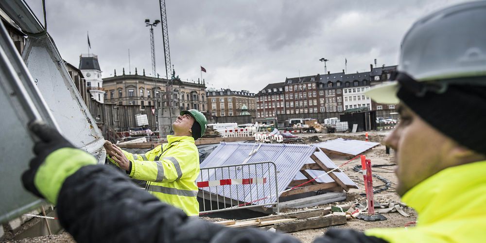 Beskæftigelsen stiger i hele den private sektor, og det skaber frygt for mangel på arbejdskraft. 