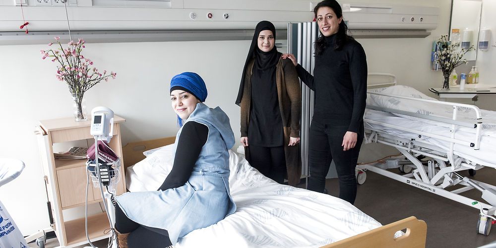 (Arkiv) Hver femte på social- og sundhedsuddannelserne har ikke-vestlig baggrund. Her er det Naima Amrissani, Beyza Cakiltas og Emine Kuscu, som uddanner sig på Social- og Sundhedsuddannelses Centret i Brøndby, for at blive sosu-assistenter. (