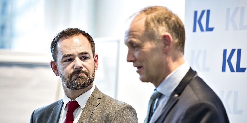 KLs formand borgmester Jacob Bundsgaard (tv) og næstformand Martin Damm betegner det i en mail som en "kritisk situation", at kommunerne både overskrider økonomiaftalen på skat og anlæg. (
