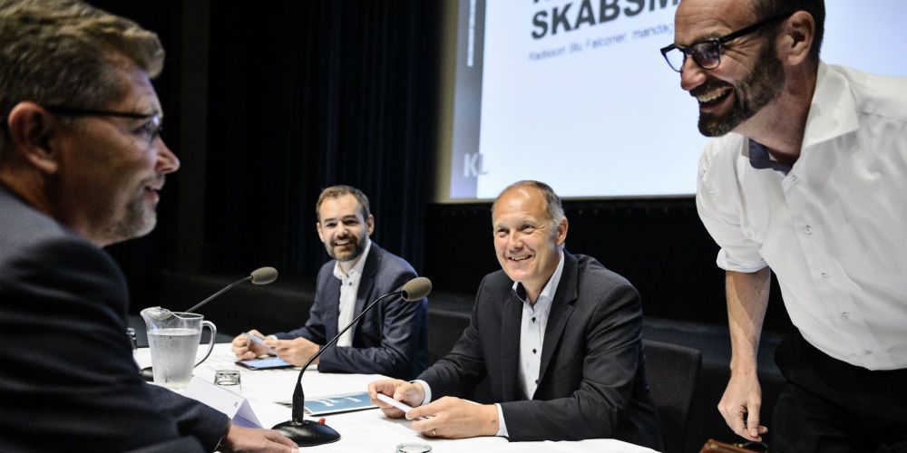 De tilspidsede forhandlinger om overenskomster på det statslige område risikerer at sende den danske model ud over kanten, forudser KL-direktør Kristian Wendelboe (til højre i billedet). - 