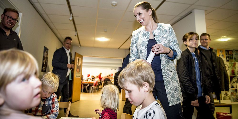 Socialdemokratiets formand Mette Frederiksen vil give 69 kommuner i alt 2,2 milliarder. Men budgetloven betyder, at pengene ikke kan bruges til bedre service - men kun kan bruges til skattelettelser.(