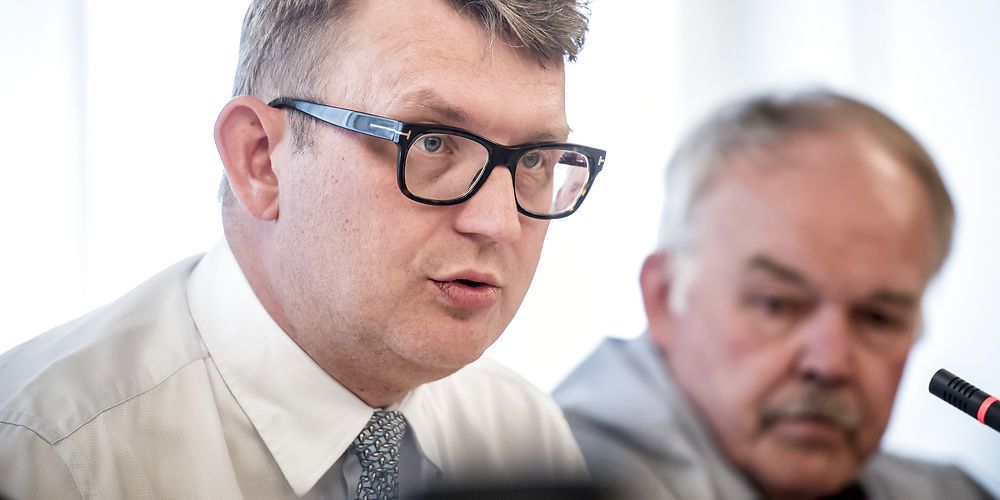 (ARKIV) Beskæftigelsesminister Troels Lund Poulsen (V) svarer på spørgsmål fra formanden for folketingets beskæftigelsesudvalg Bent Bøgsted (DF) om de oversete i kontanthjælpssystemet.(