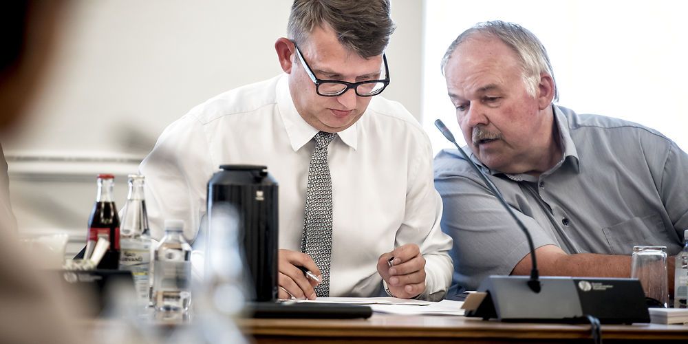 Flere danskere ventes at komme på integrationsydelse med opholdskrav for dagpenge, som regeringen og Dansk Folkeparti ventes at vedtage 20. december. Her er det beskæftigelsesminister Troels Lund Poulsen (V) og formand for Folketingets beskæftigelsesudvalg Bent Bøgsted (DF) ved et tidligere samråd, (