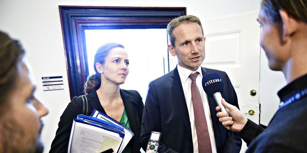 Finansminister Kristian Jensen (V) afviser KL's kritik af, at regeringen ikke har leveret de regelforenklinger, som skulle give basis for effektiviseringer i kommunerne i år..