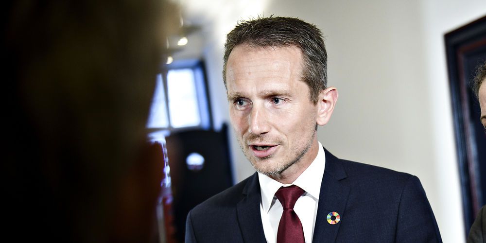Finansminister Kristian Jensen (V) har sat sig selv under pres inden de afgørende kommuneforhandlinger. enten skal han lande meget stram aftale, eller også risikerer han at bryde regeringens løfte om en vækst på maksimalt 0,3 procent i det offentlige forbrug.
(