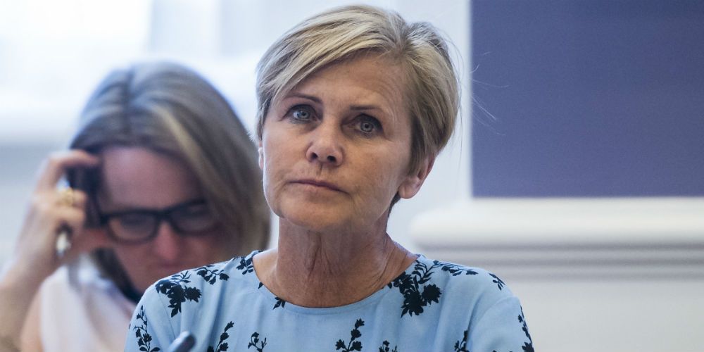 Kulturminister Mette Bock (LA) er villig til at udskyde lukningen af FM-båndet med to år, så det først lukkes i 2023 i stedet for i 2021. -