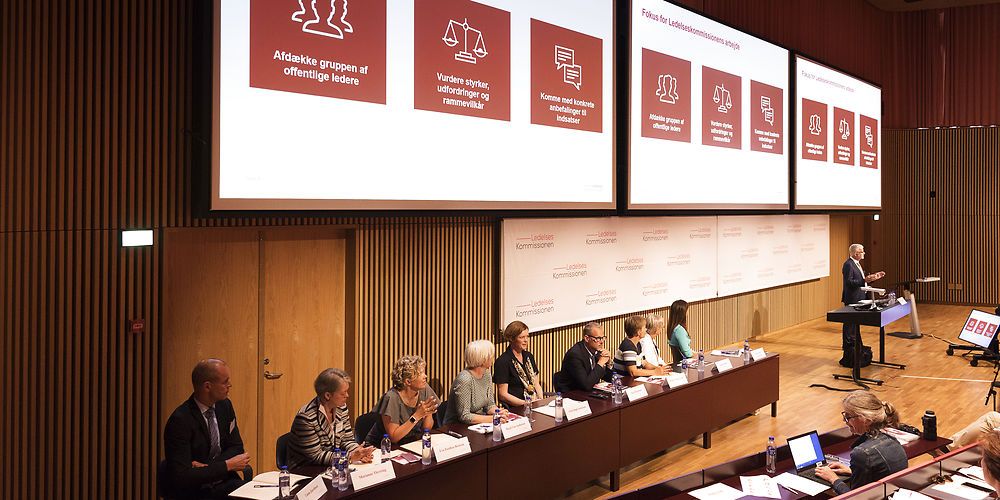 Regeringens Ledelseskommission: Fra venstre Lasse Jacobsen, Marianne Thyrring, Eva Zeuthen Bentsen, Birgit Lise Andersen, Lotte Bøgh Andersen, David Hellemann, Allan Søgaard Larsen, Dorthe Gylling Crüger og Emma Winther på mødet hvor Regeringens Ledelseskommission afleverer 28 anbefalinger til minister for offentlig innovation Sophie Løhde på et pressemøde i København. (
