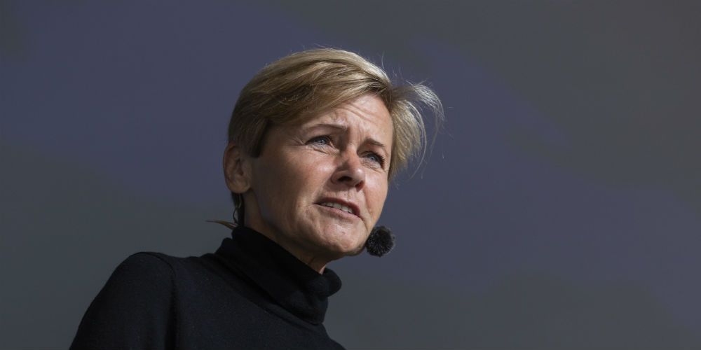 Kulturminister Mette Bock (LA) står fast på besparelse på DR. Partier har fået frist til tirsdag aften til at gøre op, om de vil gå med den økonomiske ramme, som regeringen har fremlagt. -