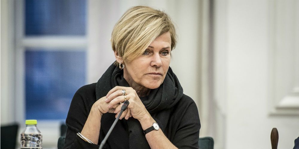 Kulturminister Mette Bock (LA) må opgive idéen om, at sælge 40 procent af TV2. -