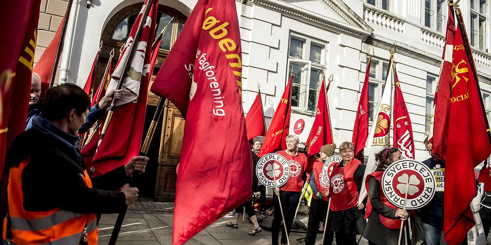 (ARKIV) FOA og Djøf medlemmer var med i demonstrationerne foran Forligsinstitutionen i København under overenskomstforhandlingerne i april sidste år. Nu gør formændene fælles front for at ændre på forhandlingsklimaet med de offentlige arbejdsgivere. (