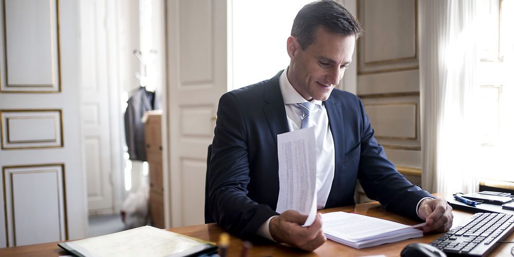 Erhvervsminister Rasmus Jarlov giver en række indrømmelser til kommunerne i det lovforslag om den fremtidige erhvervsfremme, som han har sendt til Folketinget Men han holder fast i opgøret med dobbeltarbejde og hegner reelt kommunernes aktiviteter effektivt ind. (