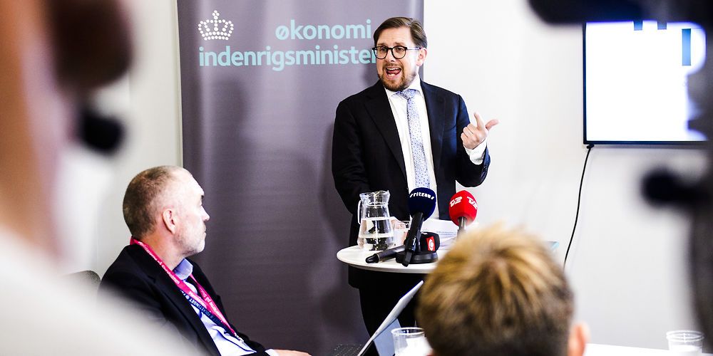 Økonomi- og indenrigsminister Simon Emil Ammitzbøll-Bille (LA) vil reagere skarpt, hvis kommunerne sætter skatten op. (