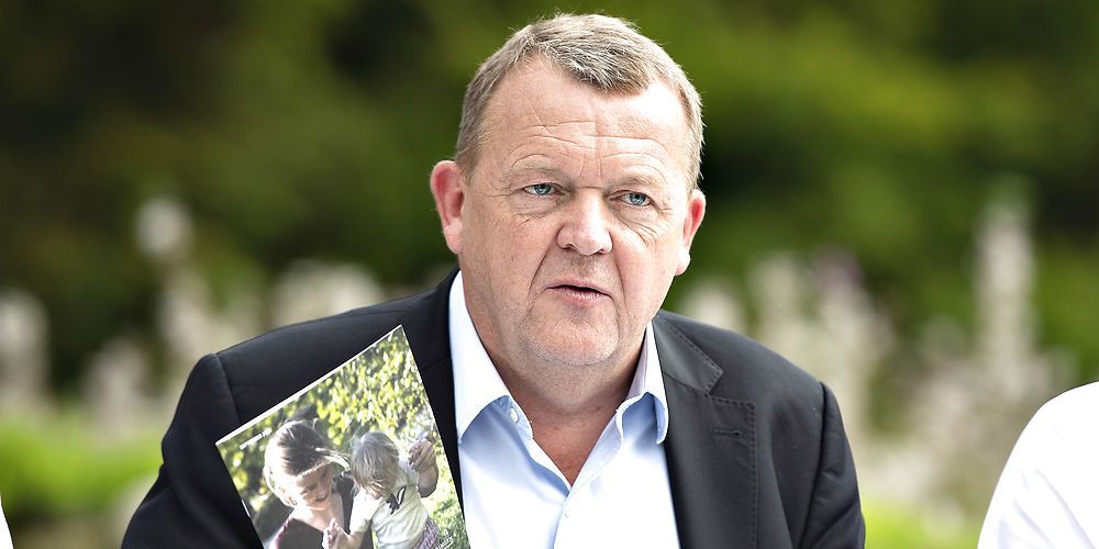 Statsminister Lars Løkke Rasmussen er tydeligt stolt af regeringens afbureaukratiseringsplan.  Men nu viser det sig, at dataene bag de kontante konklusioner om effektiviseringspotentialet er meget usikre, og primært bygger på en vurdering fra et konsulentfirma.(
