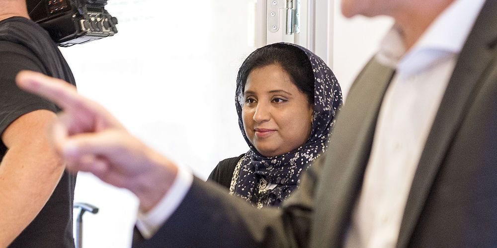 (ARKIV) I sidste uge blev Mubashrah Saddiqa den første flygtning, der gennemførte integrationsgrunduddannelsen, som ifølge regeringen er med til at få flere flygtninge i arbejde. (