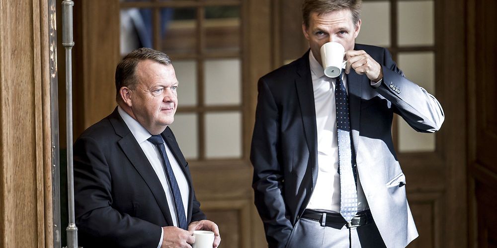 (ARKIV) Hvis VOK danner regering efter et valg, står udkantskommunerne sig bedst med en indenrigsminister fra DF, når udligningsreformen skal gennemføres. De velhavende kommuner omkring København vil derimod kun en konservativ indenrigsminister forsvare. Her er det statsminister Lars Løkke Rasmussen (V) og Kristian Thulesen Dahl (DF) i Folketingets. (
