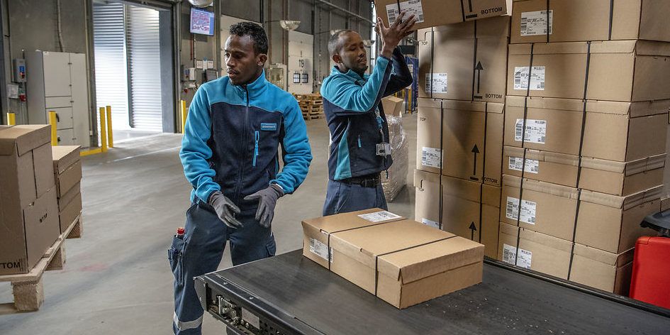 (ARKIV) Stadig flere udlændinge arbejder i Danmark. Her er det Ilyas Mohamed og Noor Mohamed, der er flygtninge fra Somalia. (