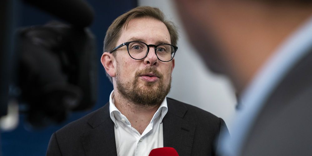 Simon Emil Ammitzbøll-Bille har endnu ikke sendt det bebudede aktstykke om kompensation til 85 kommuner. Derfor tyder mere og mere på, at kompensationen bliver del af forhandlingerne om finansloven, hvor Dansk Folkeparti vil have flere penge til de vanskeligt stillede kommuner. (