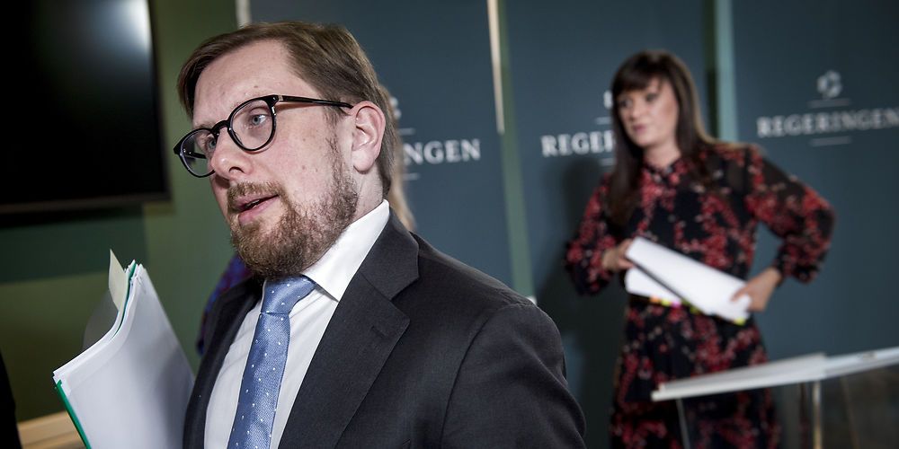 Økonomi- og indenrigsminister Simon Emil Ammitzbøll-Bille (LA) vil ikke gøre kompensation for ændrede data for plejeudgifter til ældre afhængig af, at kommunerne ikke hæver skatten i de 2019-budgetter, som allerede er vedtaget.  (