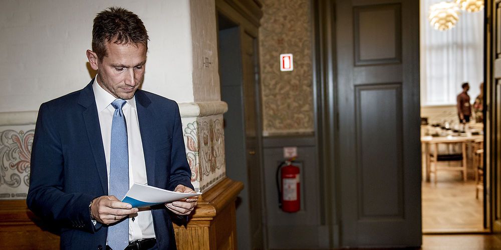 Finansminister Kristian Jensen (V) forsikrer Folketinget om, at der er penge på budgetterne til de planlagte bygge- og anlægsprojekter frem til 2025. (